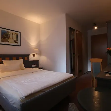 Zum Loewen Hotell 4*