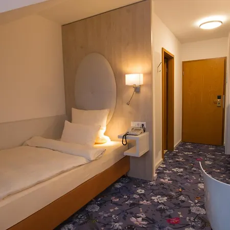 Zum Loewen Hotell 4*